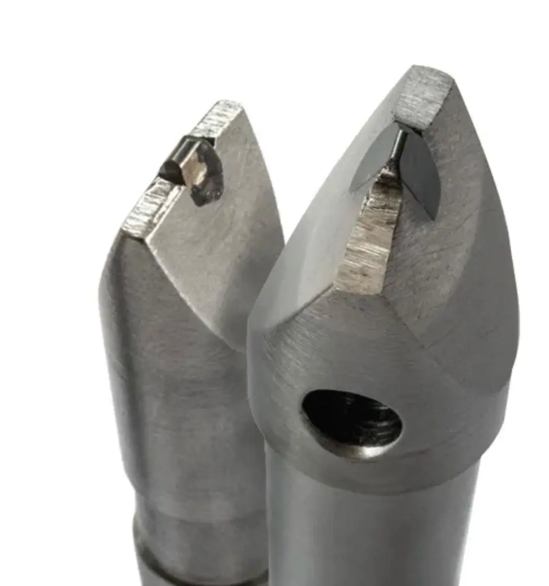 Tecnico esperto nella rigenerazione di utensili industriali